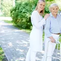 Пациентка на ходунках после перелома бедра и медсестра