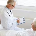 Лежачая пациентка и врач
