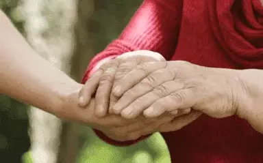 держатся за руки